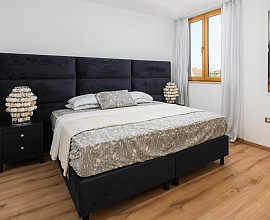 KOMPLET Z NOČNIMI OMARICAMI Postelja Lounge 200X220 cm, Barva črna VZORČNA